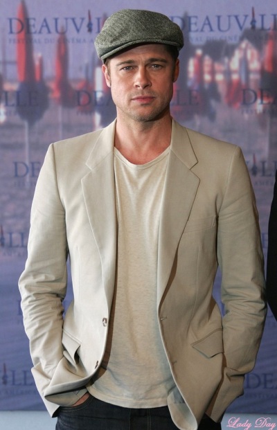 Brad-Pitt-rocked-blazer-newsboy-cap-photocall-his-film
