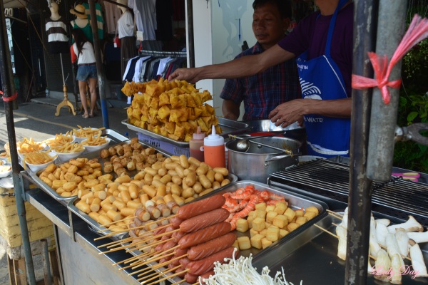 Essas barraquinhas de comida são muito comuns aqui na Tailândia!
